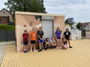 Bild von Kindern vor dem Toilettengebäude