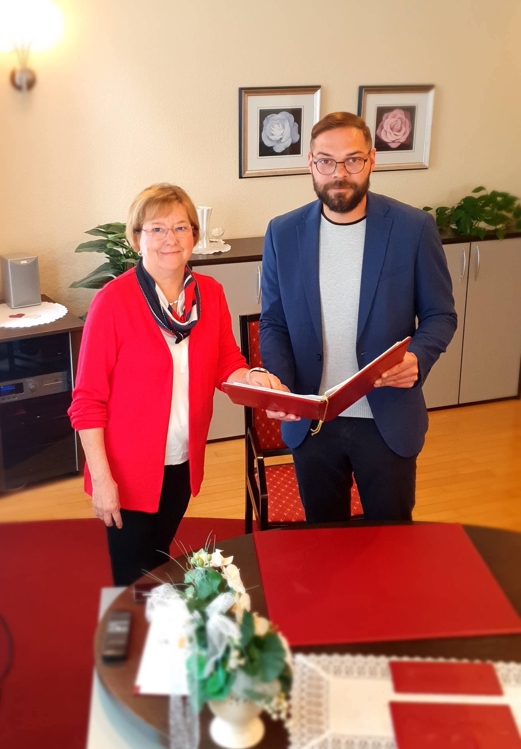 Bild: Standesbeamtin Ilona Schulze übergibt zum 1. Juni 2023 an Chris Herzog 