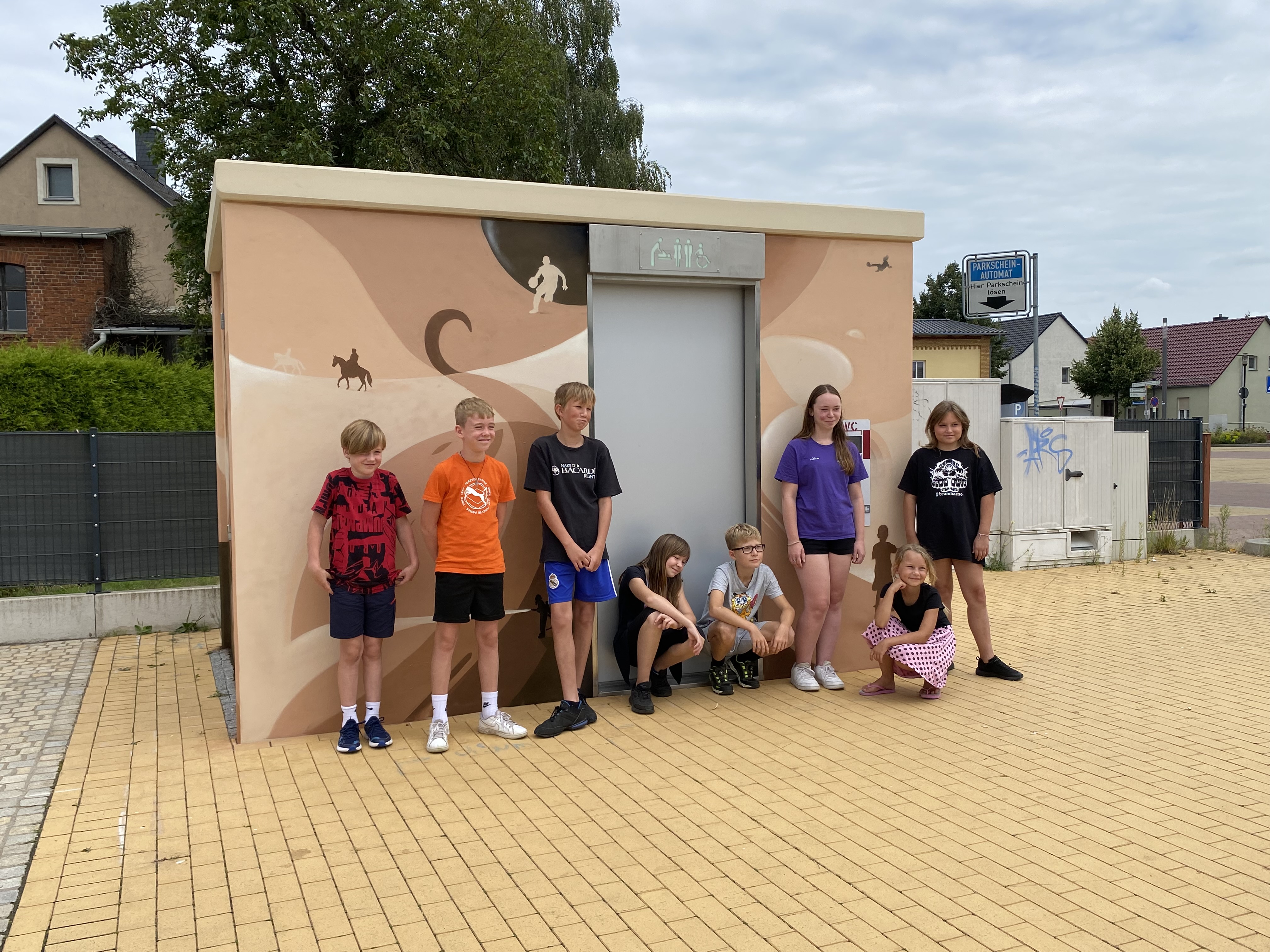 Bild von Kindern vor dem Toilettengebäude