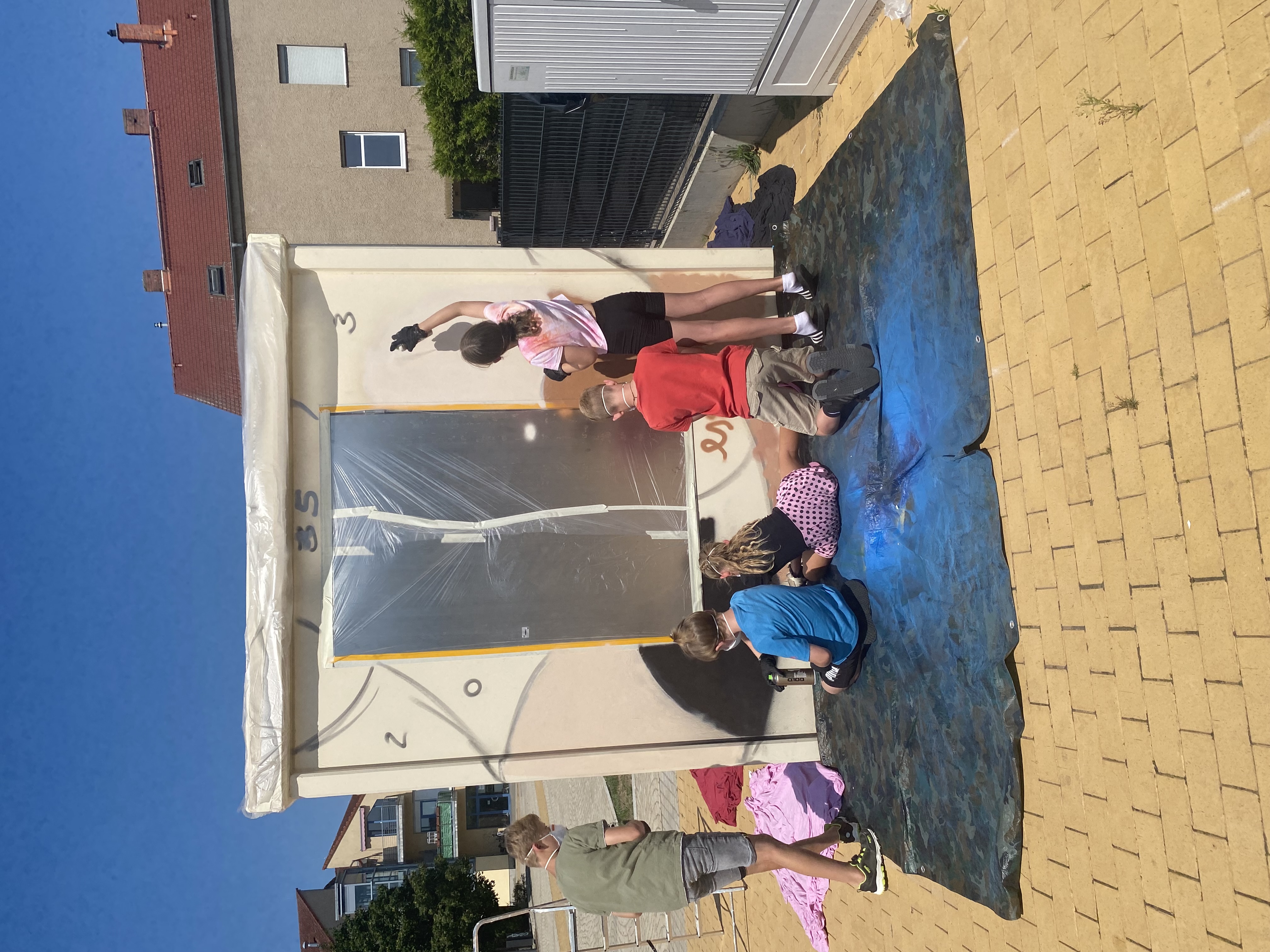 Bild von Kindern während der Neugestaltung des Toilettengebäudes